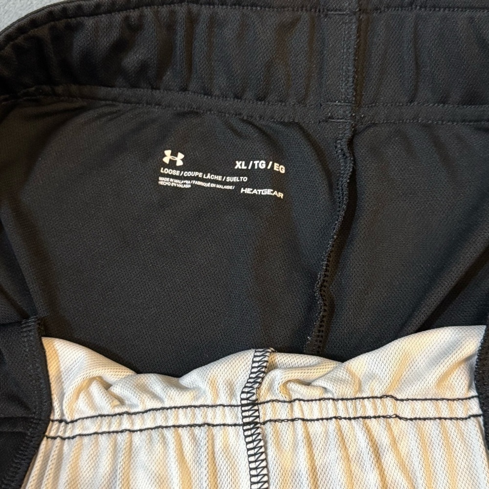 Under Armour Black and White Athletic Shorts Lightweight Design

#1057 - Picture 6 of 7